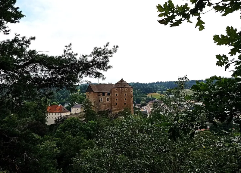 Hrad Bečov nad Teplou nad městem, pohled ze severní vyhlídky