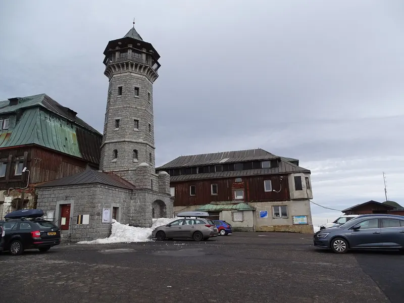 Kamenná rozhledna na vrcholu Klínovce