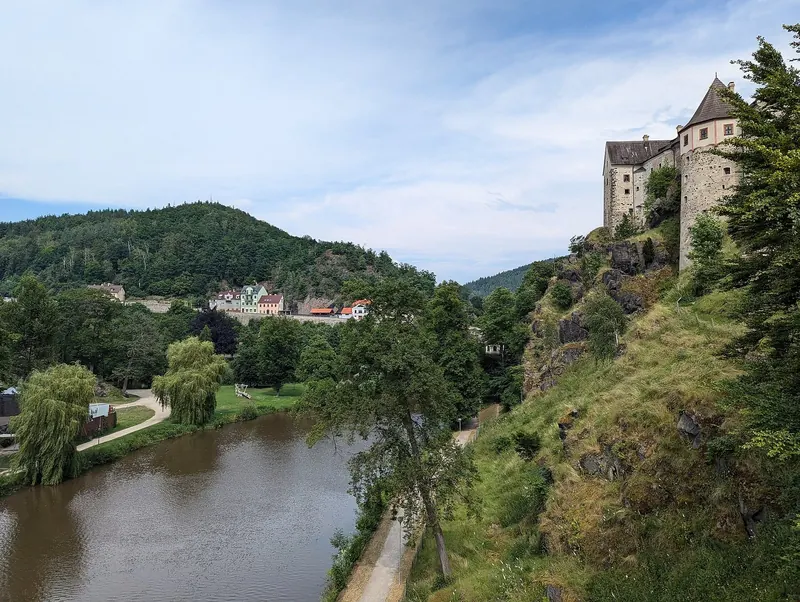 Hrad Loket na skále nad řekou Ohří