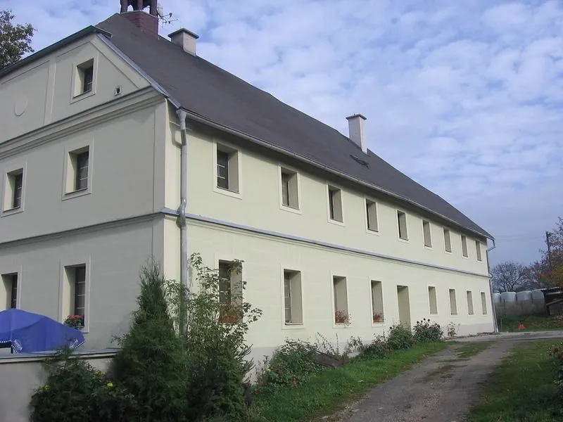 Zámecká budova penzionu se zahrádkou