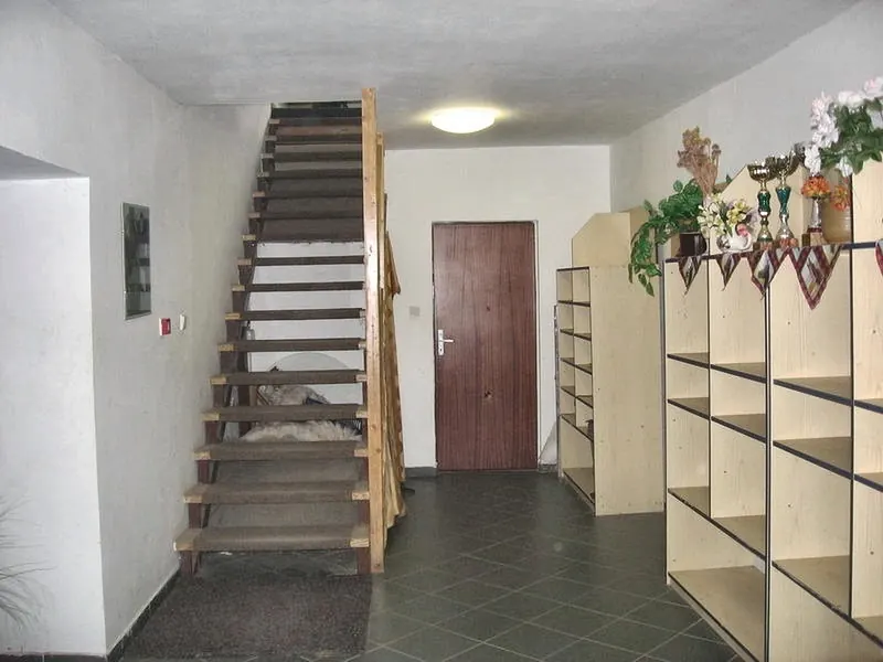 Chodba a schodiště v penzionu